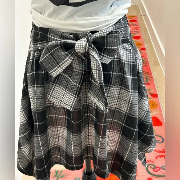 Black and White Plaid “Faux Wrap Around Waist Flannel Shirt” SKIRT -Mini NWOT - Picture 5 of 14